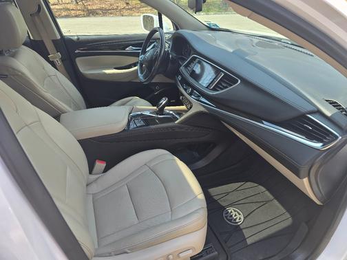 White 2018 Buick Enclave Premium