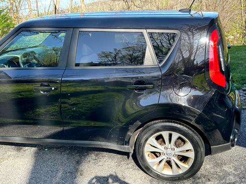 Black 2016 Kia Soul +