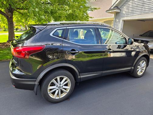 Black 2019 Nissan Rogue Sport SV