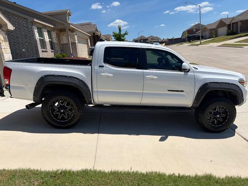 White 2017 Toyota Tacoma SR5