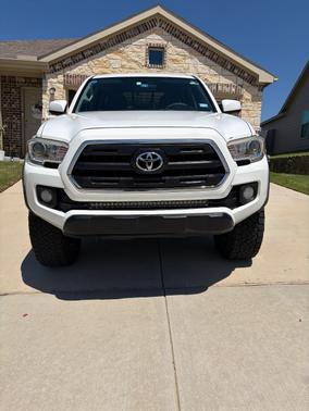 White 2017 Toyota Tacoma SR5