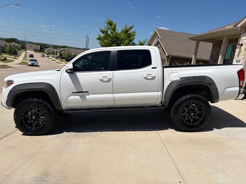 White 2017 Toyota Tacoma SR5