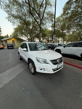 White 2009 Volkswagen Tiguan SE