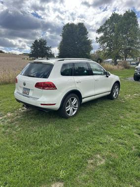 White 2011 Volkswagen Touareg VR6 Executive
