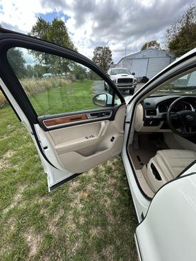 White 2011 Volkswagen Touareg VR6 Executive