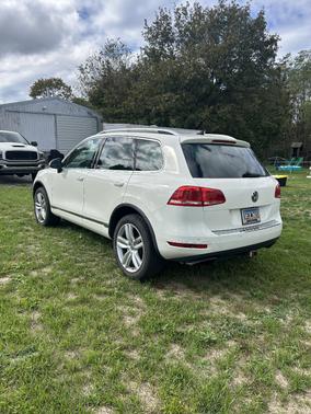 White 2011 Volkswagen Touareg VR6 Executive