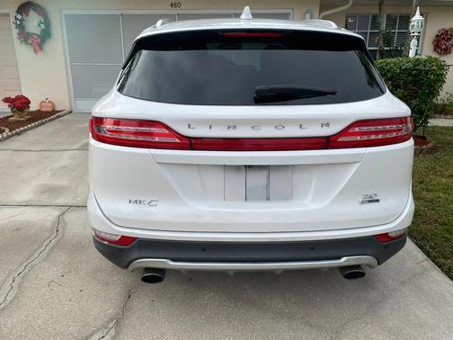 White 2015 Lincoln MKC Base