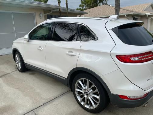 White 2015 Lincoln MKC Base