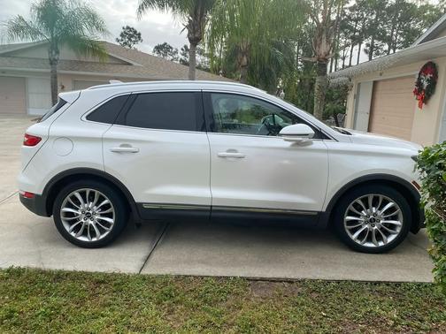 White 2015 Lincoln MKC Base