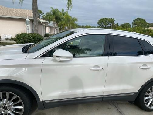 White 2015 Lincoln MKC Base