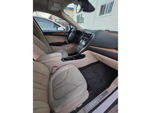 White 2015 Lincoln MKC Base