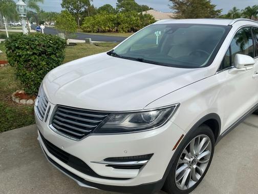 White 2015 Lincoln MKC Base