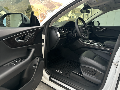 White 2023 Audi Q8 55 Premium