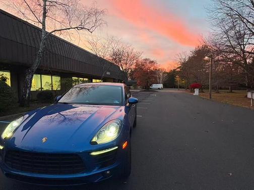 Blue 2018 Porsche Macan Macan Sport Edition
