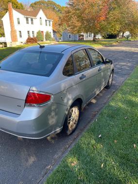 Gray 2010 Ford Focus SE