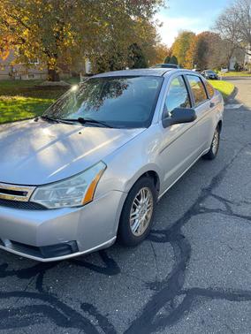 Gray 2010 Ford Focus SE