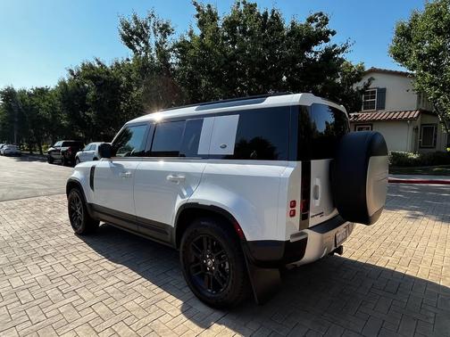 2023 Land Rover Defender SE