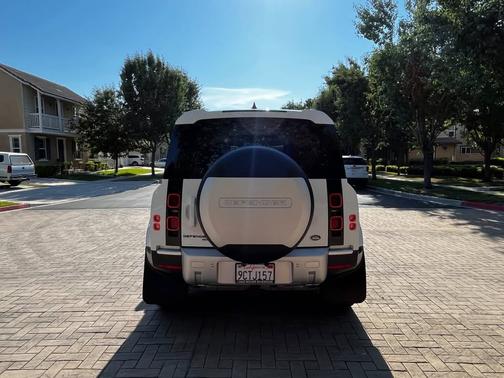 2023 Land Rover Defender SE