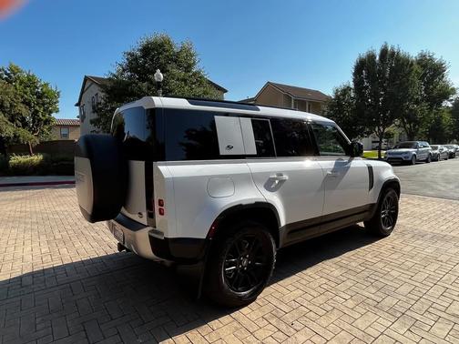 2023 Land Rover Defender SE