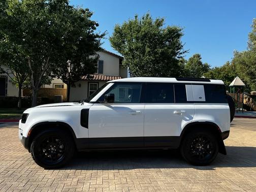 2023 Land Rover Defender SE