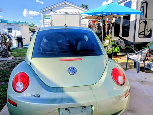 Green 2009 Volkswagen New Beetle S