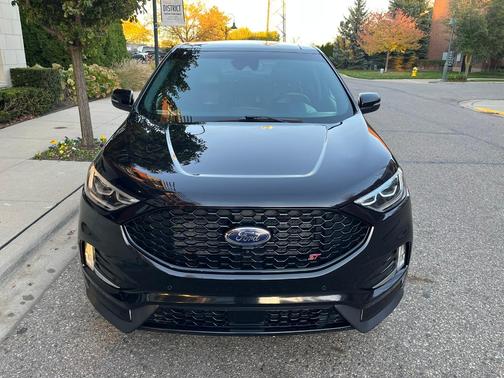 Black 2019 Ford Edge ST