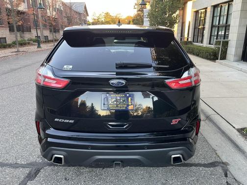 Black 2019 Ford Edge ST