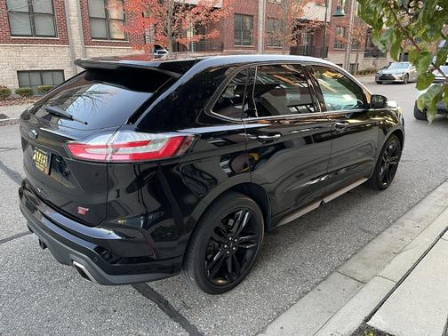 Black 2019 Ford Edge ST