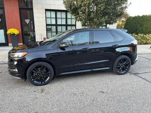 Black 2019 Ford Edge ST