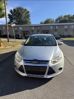 Gray 2014 Ford Focus SE