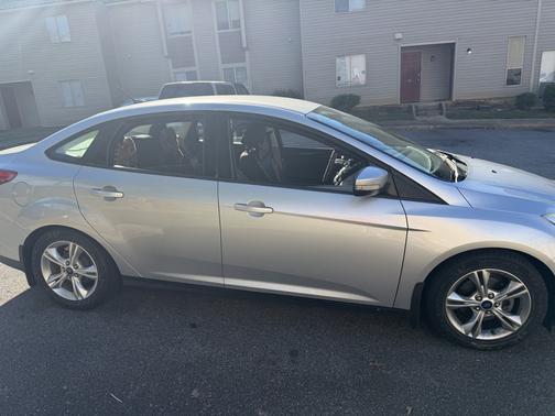 Gray 2014 Ford Focus SE