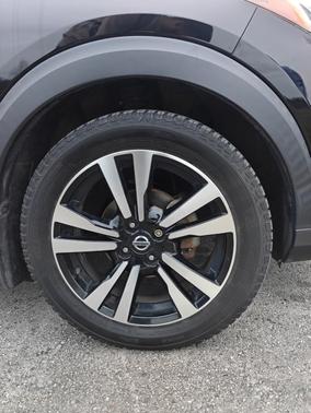 Black 2019 Nissan Kicks SR