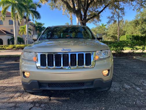 Silver 2011 Jeep Grand Cherokee Laredo