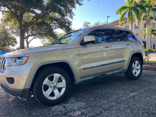 Silver 2011 Jeep Grand Cherokee Laredo