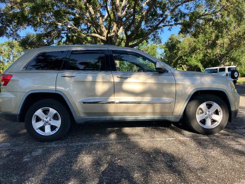 Silver 2011 Jeep Grand Cherokee Laredo