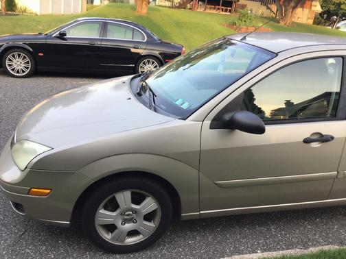 Beige 2007 Ford Focus SE
