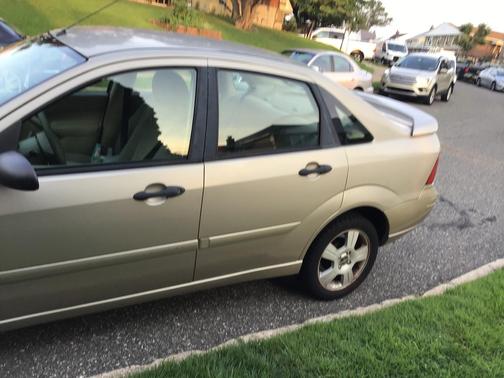 Beige 2007 Ford Focus SE