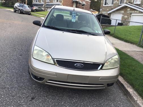 Beige 2007 Ford Focus SE