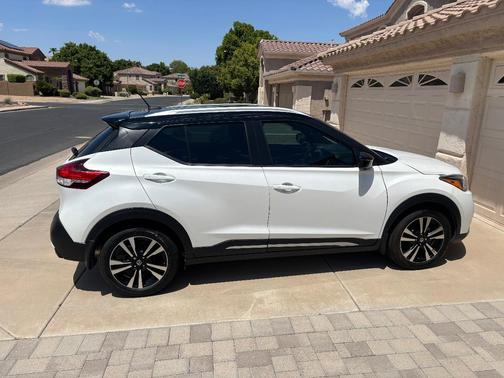 White 2019 Nissan Kicks SR