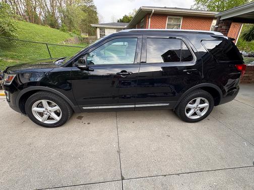 Black 2017 Ford Explorer XLT