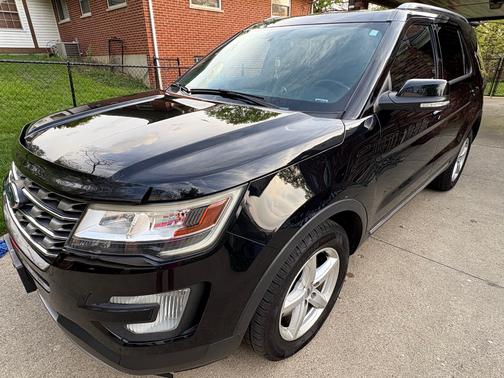 Black 2017 Ford Explorer XLT