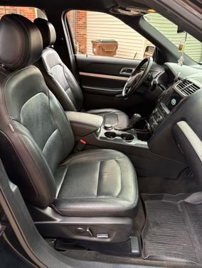 Black 2017 Ford Explorer XLT