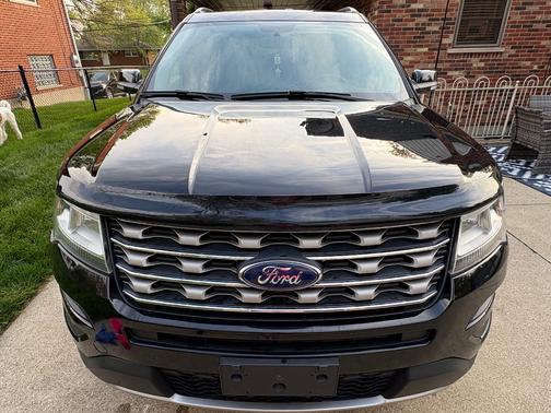 Black 2017 Ford Explorer XLT