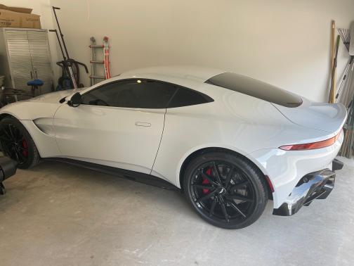 Photo 1 of 2 of 2020 Aston Martin Vantage Base