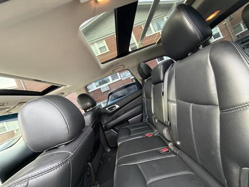 White 2016 Nissan Pathfinder Platinum
