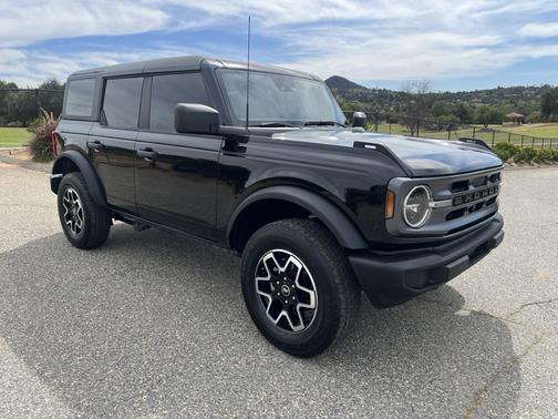 Black 2022 Ford Bronco Base