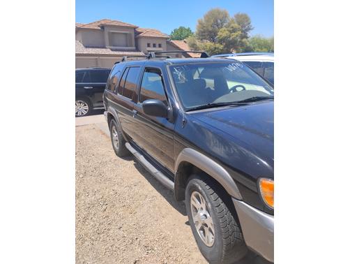Black 2000 Nissan Pathfinder LE