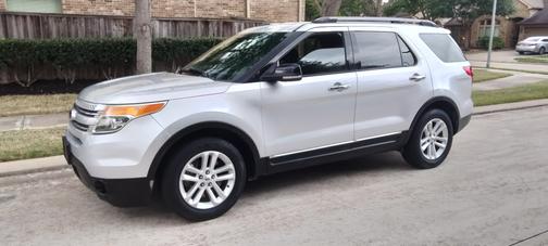 Silver 2015 Ford Explorer XLT
