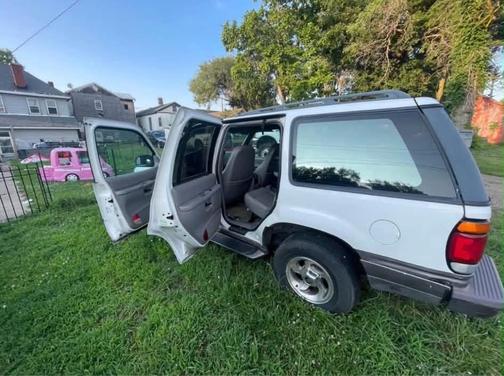 White 1997 Mercury Mountaineer Base