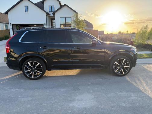 Black 2018 Volvo XC90 T6 Momentum